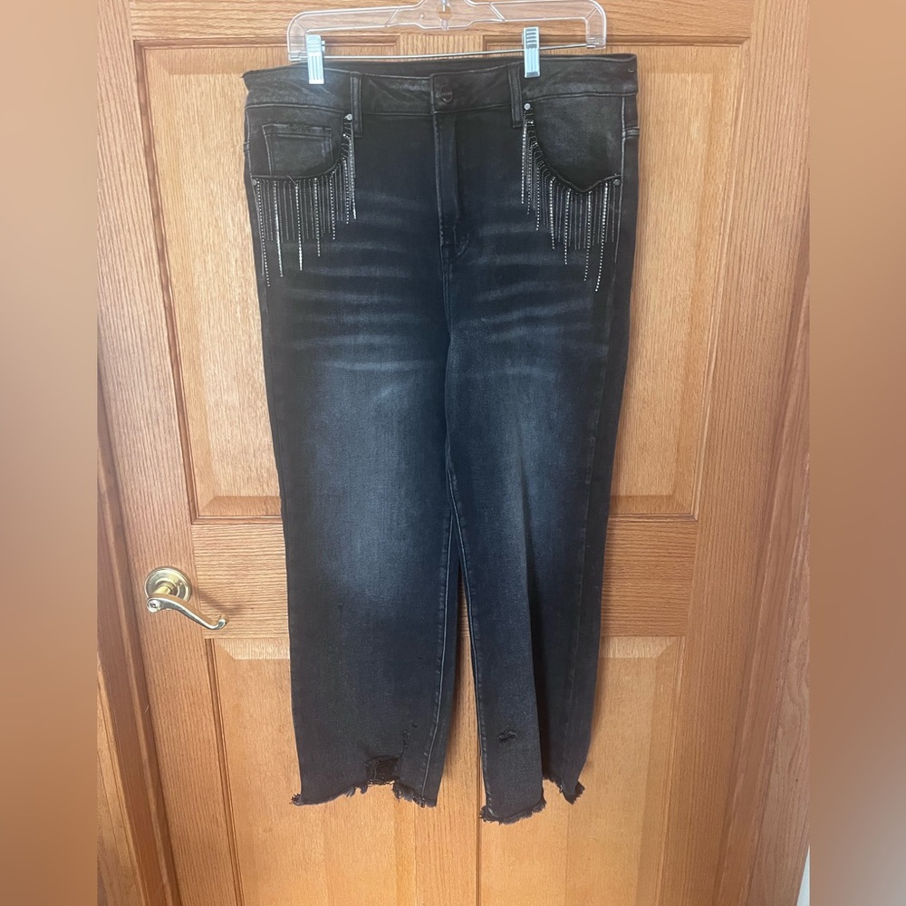 Risen black wide cropped leg, frayed hem Jeans with Fringe beaded Pocket